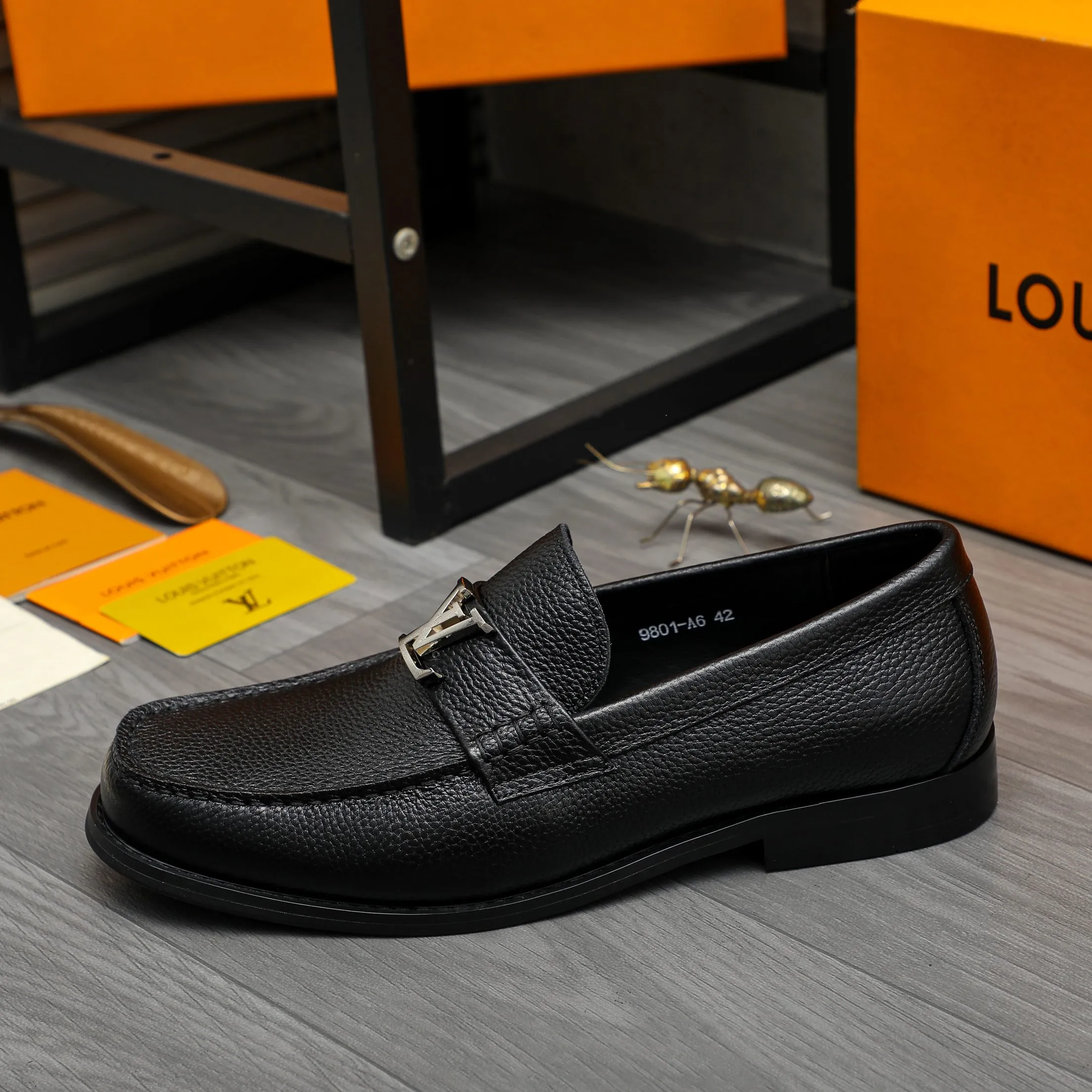 Men's shoes 💰p460 Product trademark: LV (Louis Vuitton) business slip-on leather shoes. Regular size: 38-45 (45 is custom-made and non-returnable) Product materials: Selected high-quality pebbled cowhide upper, cowhide lining, original rubber outsole
